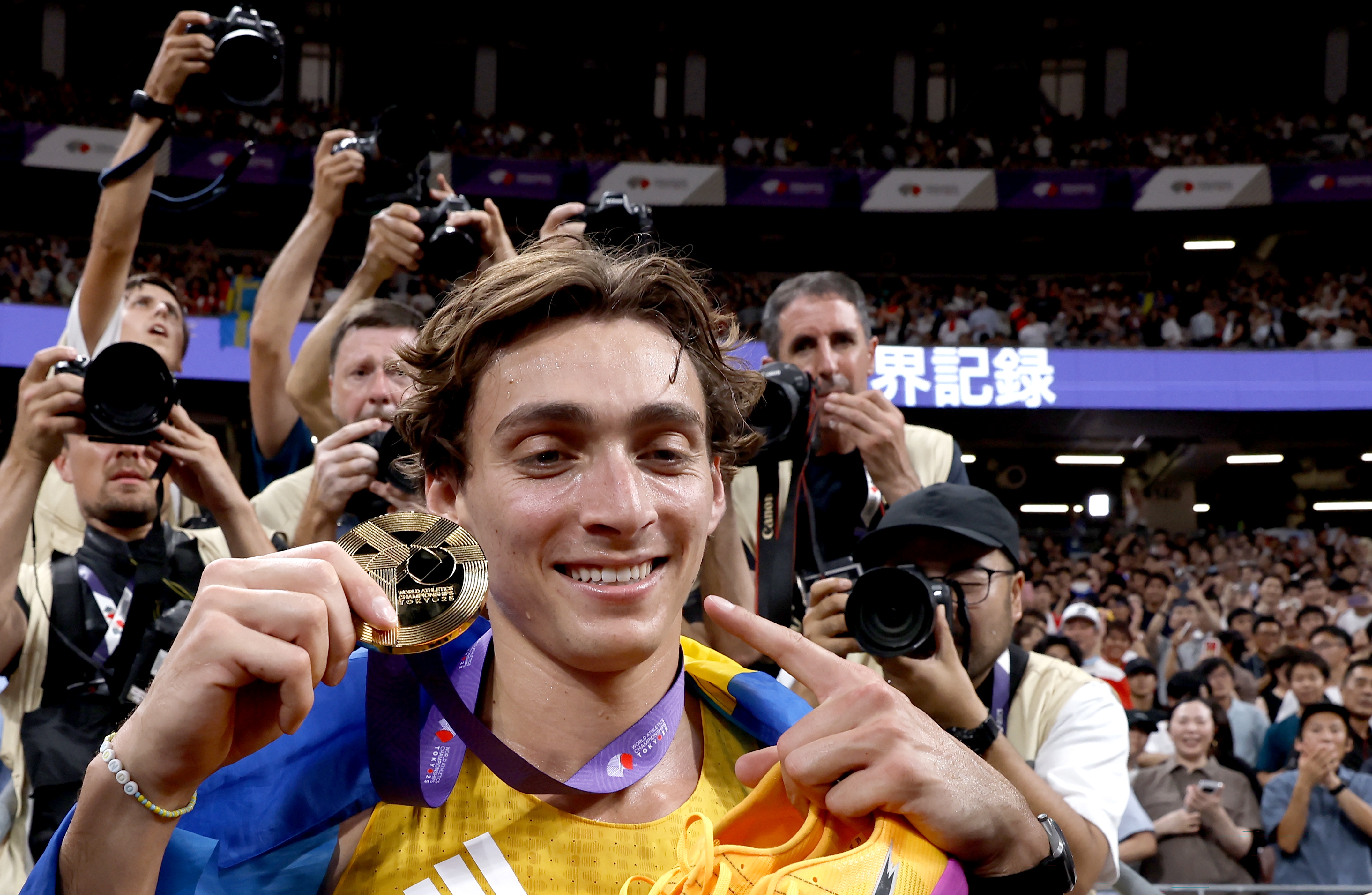 epa12380221 Armand Duplantis of Sweden celebrates with his gold medal after winning the Men's Pole Vault final at the World Athletics Championships 2025 in Tokyo, Japan, 15 September 2025.  EPA/MAST IRHAM