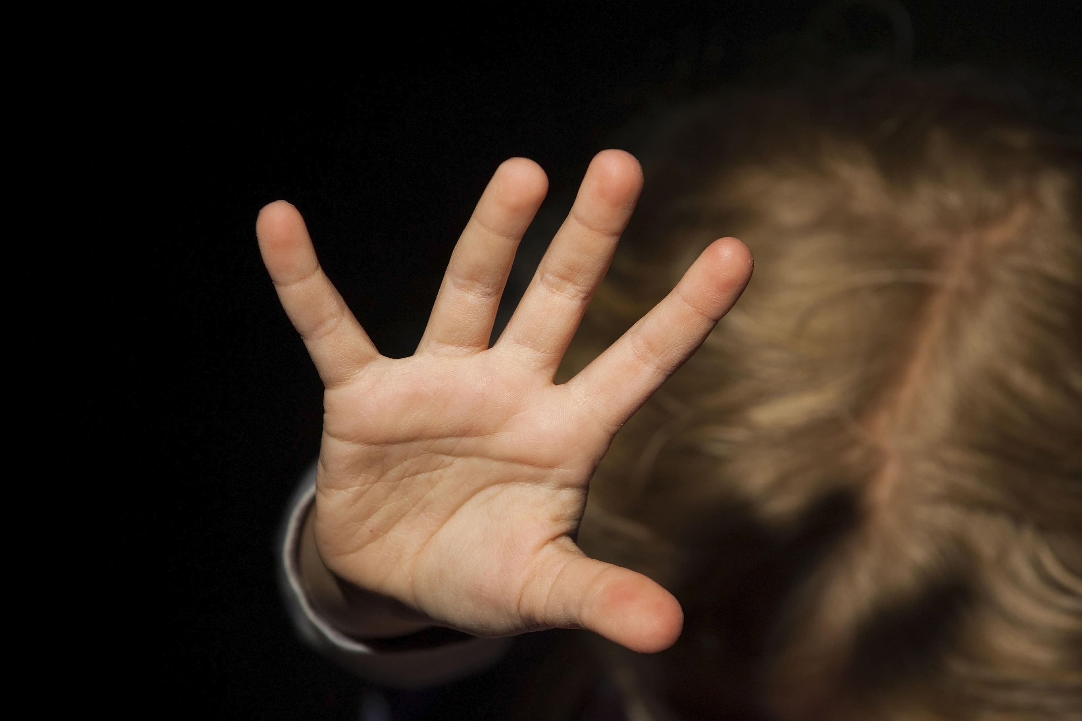 Model released , Kind wehrt sich mit ausgestreckten Armen - girl resists someone