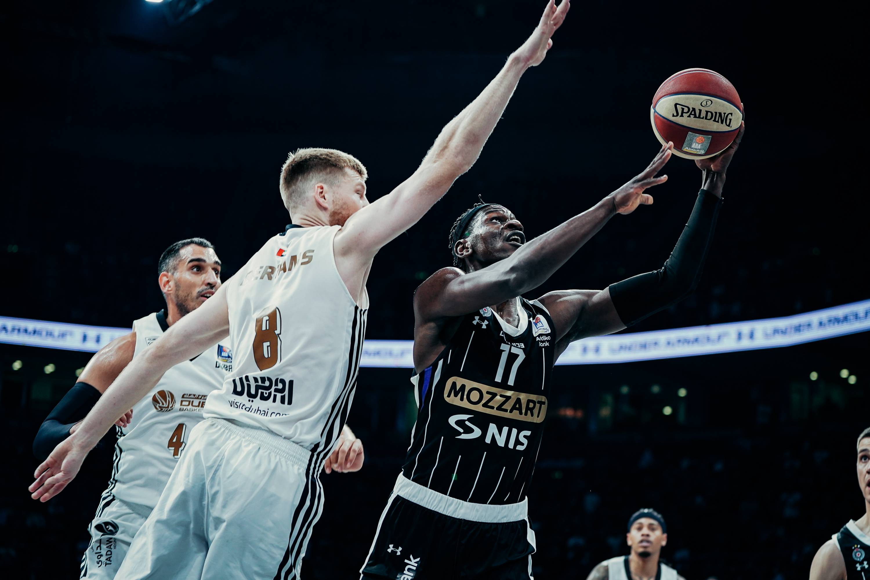 Beograd, 26.05.2025. - Kosarkasi Partizana i Dubaija u akciji tokom utakmice polufinala plej-ofa ABA lige, danas u Beogradskoj Areni. (BETAPHOTO/ABA liga/Partizan Mozzart Bet/Dragana Stjepanovic)