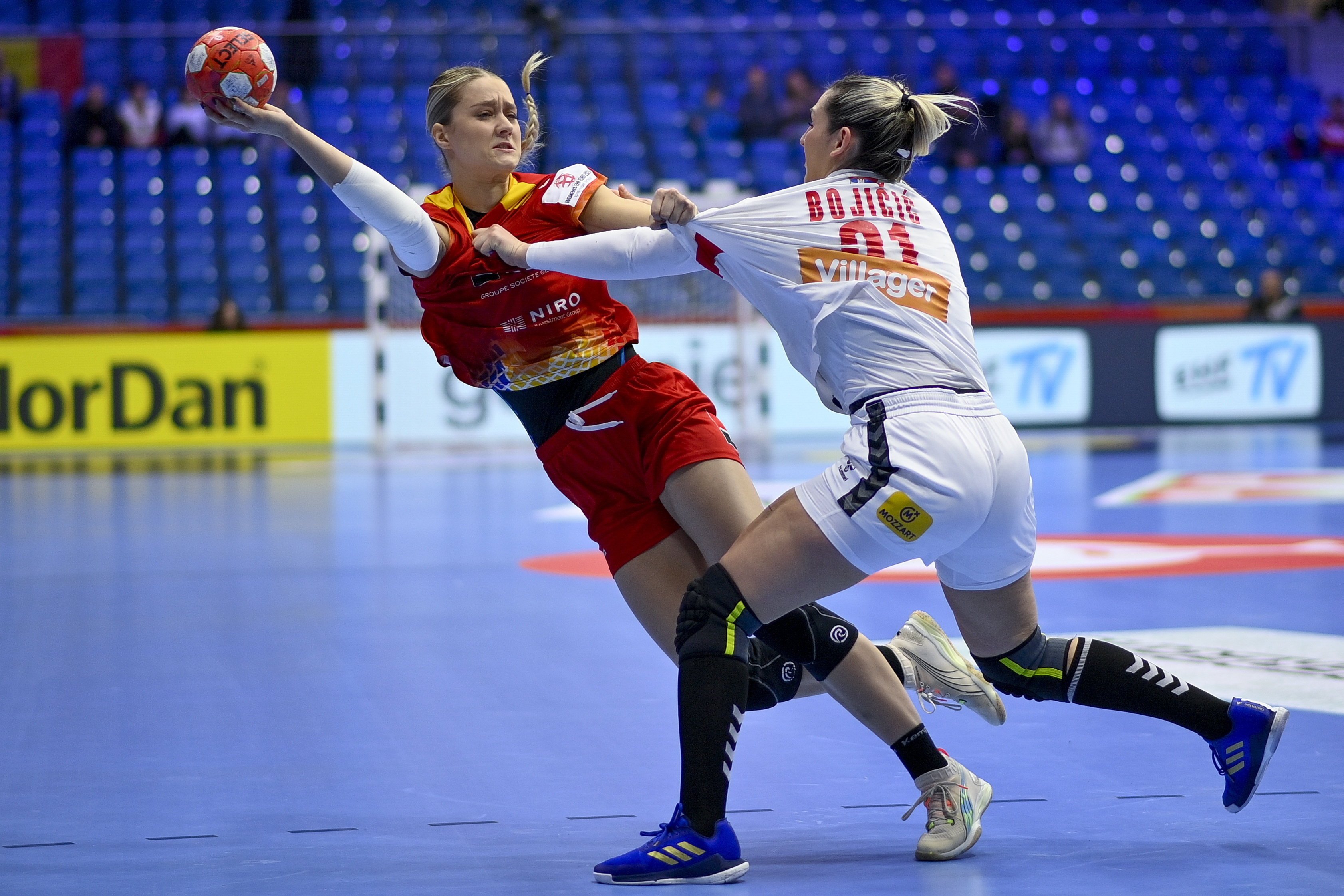 epa11755029 Katarina Bojicic (R) of Serbia challenges Angela Stefania Stoica of Romania during the EHF Women's EURO 2024 preliminary round match between Serbia and Romania, in Debrecen, Hungary, 03 December 2024.  EPA-EFE/Zsolt Czegledi HUNGARY OUT