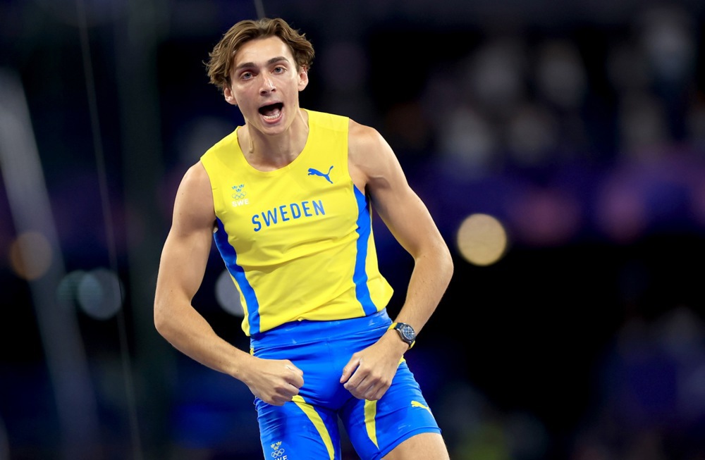 epa11528832 Armand Duplantis of Sweden celebrates winning the Men Pole Vault final of the Athletics competitions in the Paris 2024 Olympic Games, at the Stade de France stadium in Saint Denis, France, 05 August 2024.  EPA-EFE/MARTIN DIVISEK
