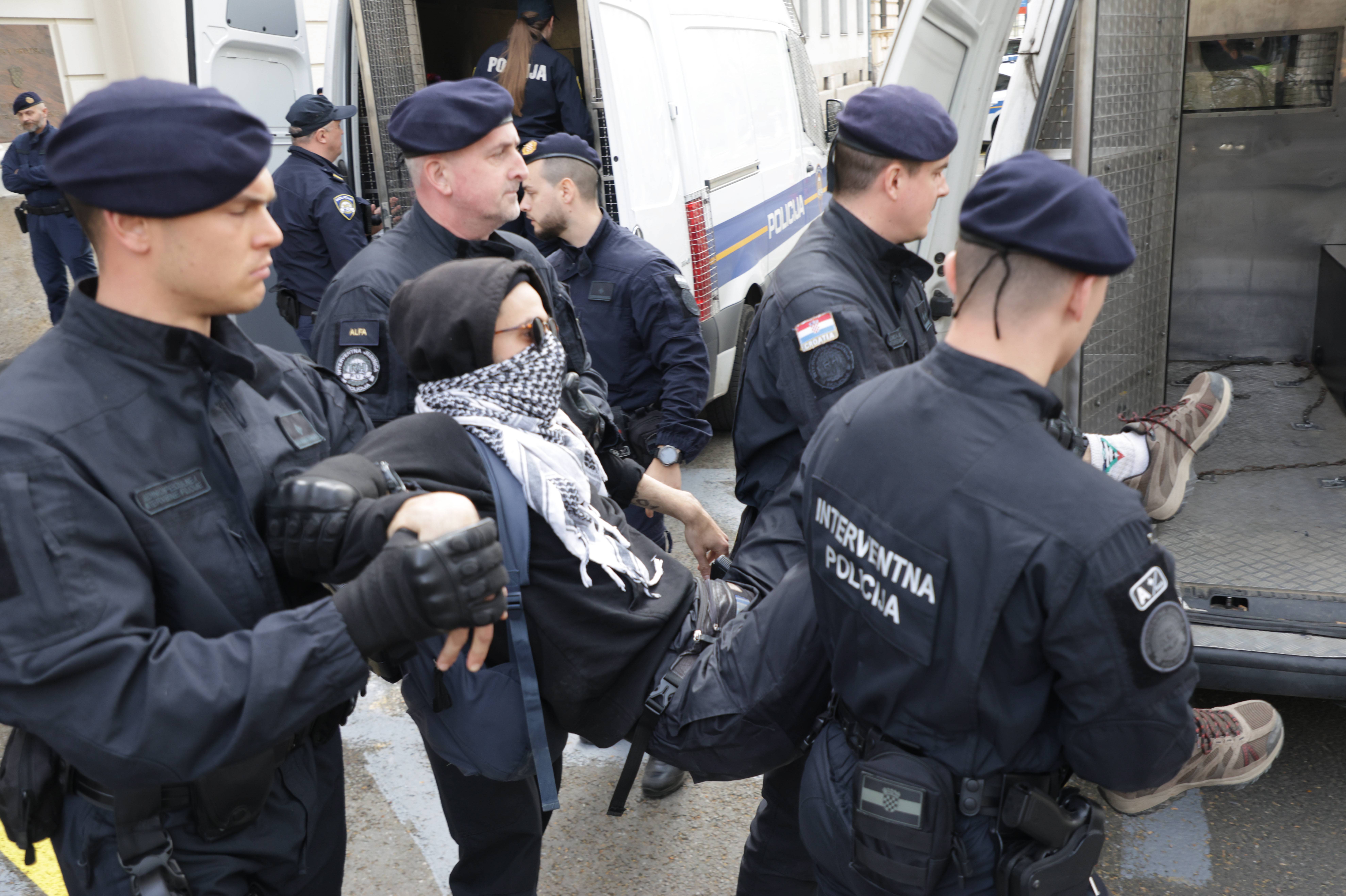 PROTEST ISPRED MINISTARSTVA SPOLJNIH POSLOVA U ZAGREBU