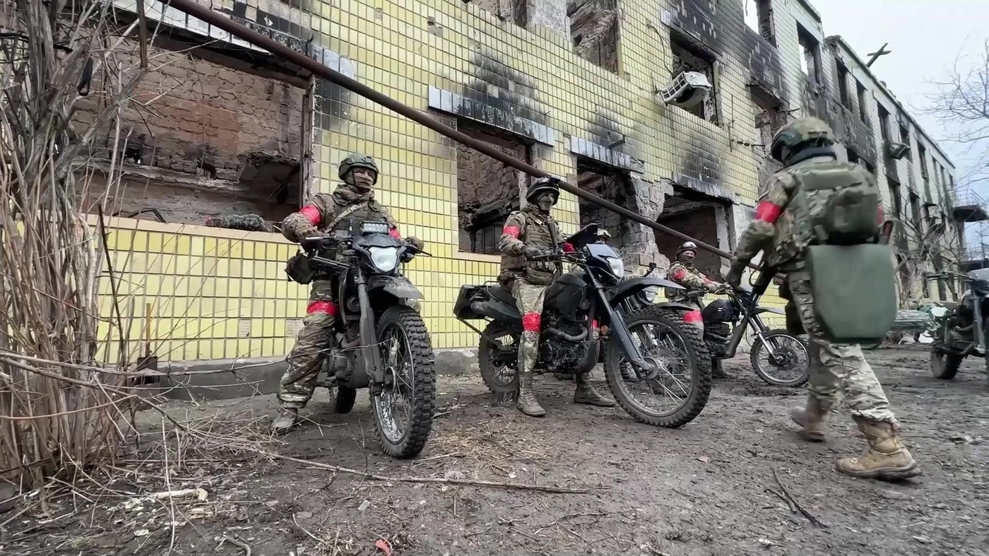 Russians show off latest Ukraine tactics - motorbikes and 'cope cages'
