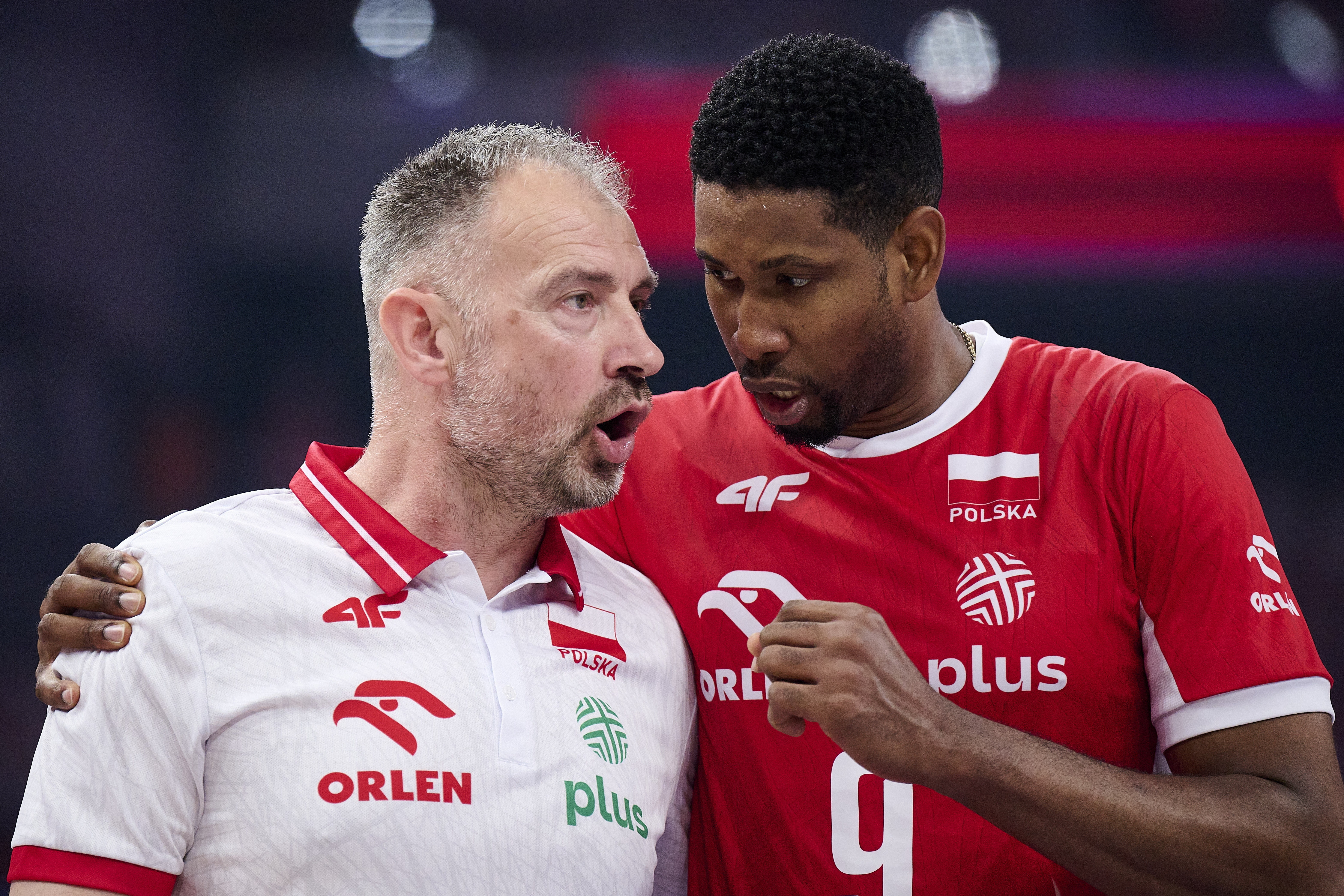 epa12250151 Poland's head coach Nicola Grbic talks with his player Wilfredo Leon (R) during the FIVB Men's Volleyball Nations League match between Poland and France in Gdansk, Poland, 20 July 2025.  EPA/Adam Warzawa POLAND OUT