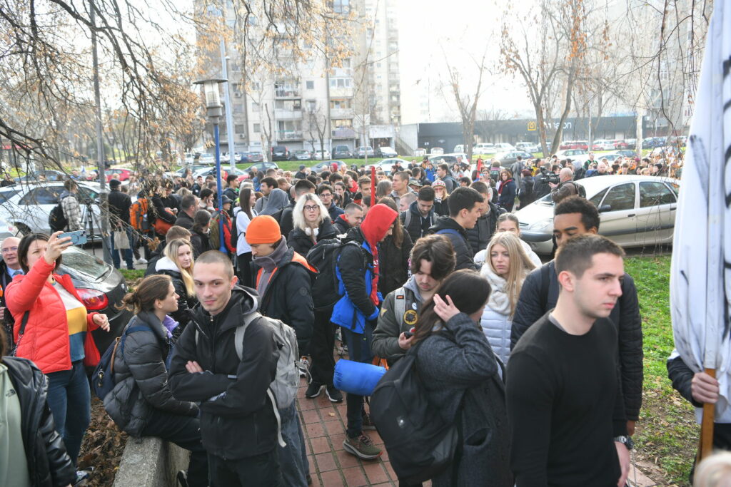 Beograd 30.01.2025. Okupljanje studenata ispred Fakulteta dra‚mskih umetnosti pred polazak na put u Novi Sad. Fakultet dramskih umetnosti, FDU, studenti, peške do Novog Sada, studentski protest Foto: Amir Hamzagić/Nova.rs