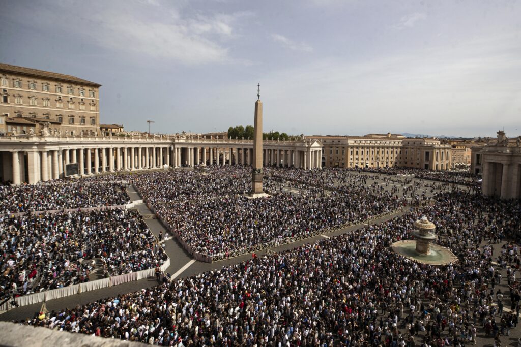 epa12042181 Faithful attend the Holy Easter Mass in Saint Peter's Square, in Vatican City, 20 April 2025.  EPA-EFE/ANGELO CARCONI