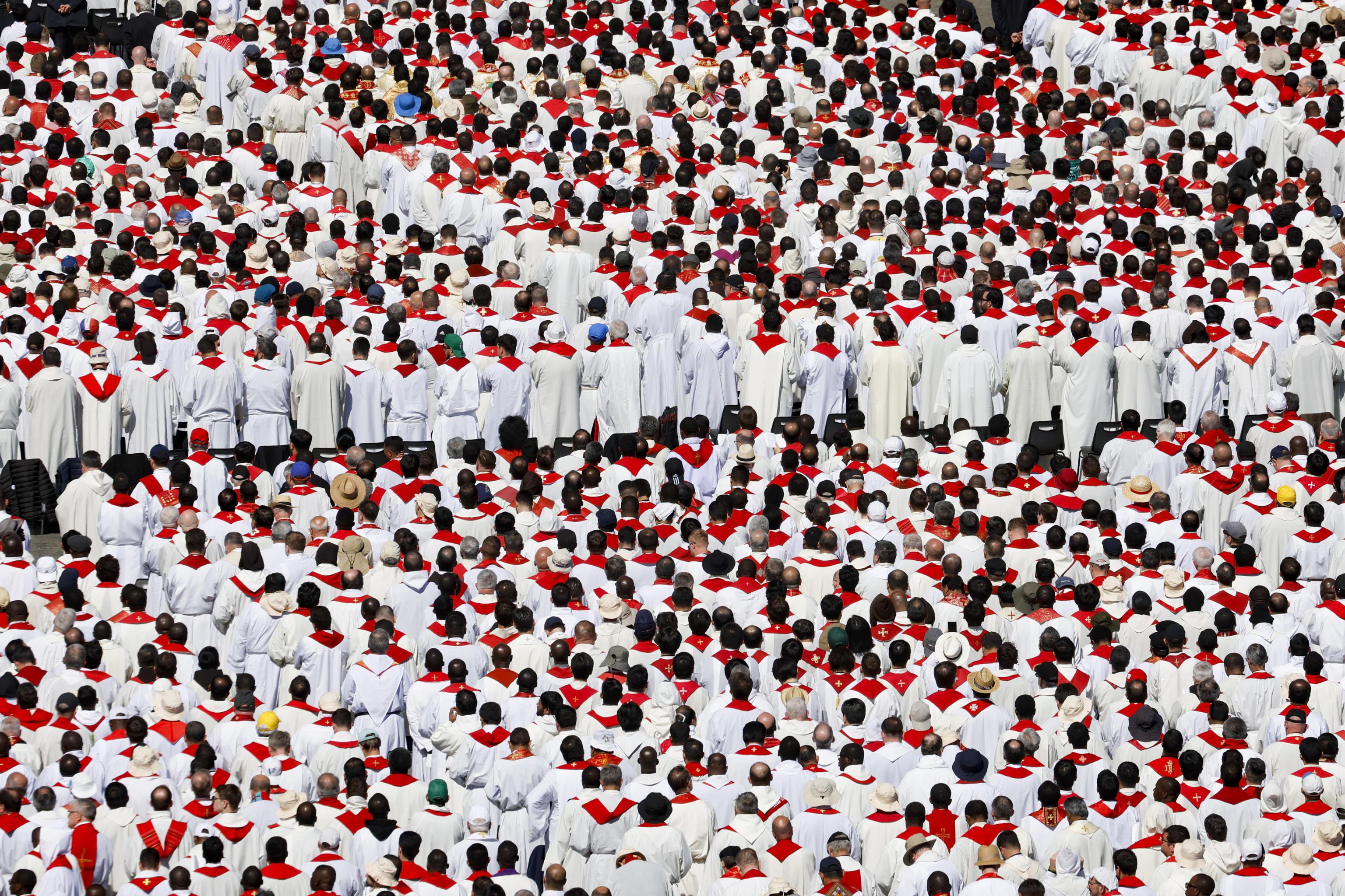 epa12055846 Priests attend the funeral mass of Pope Francis in St. Peter's Square, on the parvis of Saint Peter's Basilica, in Vatican City, 26 April 2025. Pope Francis passed away on Easter Monday, 21 April 2025, at the age of 88.  EPA-EFE/FABIO FRUSTACI