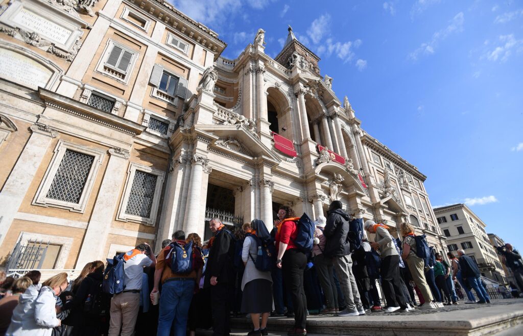 epa12057744 People queue to visit the tomb of Pope Francis at the Papal Basilica of Saint Mary Major in Rome, Italy, 27 April 2025. Pope Francis passed away on Easter Monday, 21 April 2025, at the age of 88.  EPA-EFE/FABIO CIMAGLIA