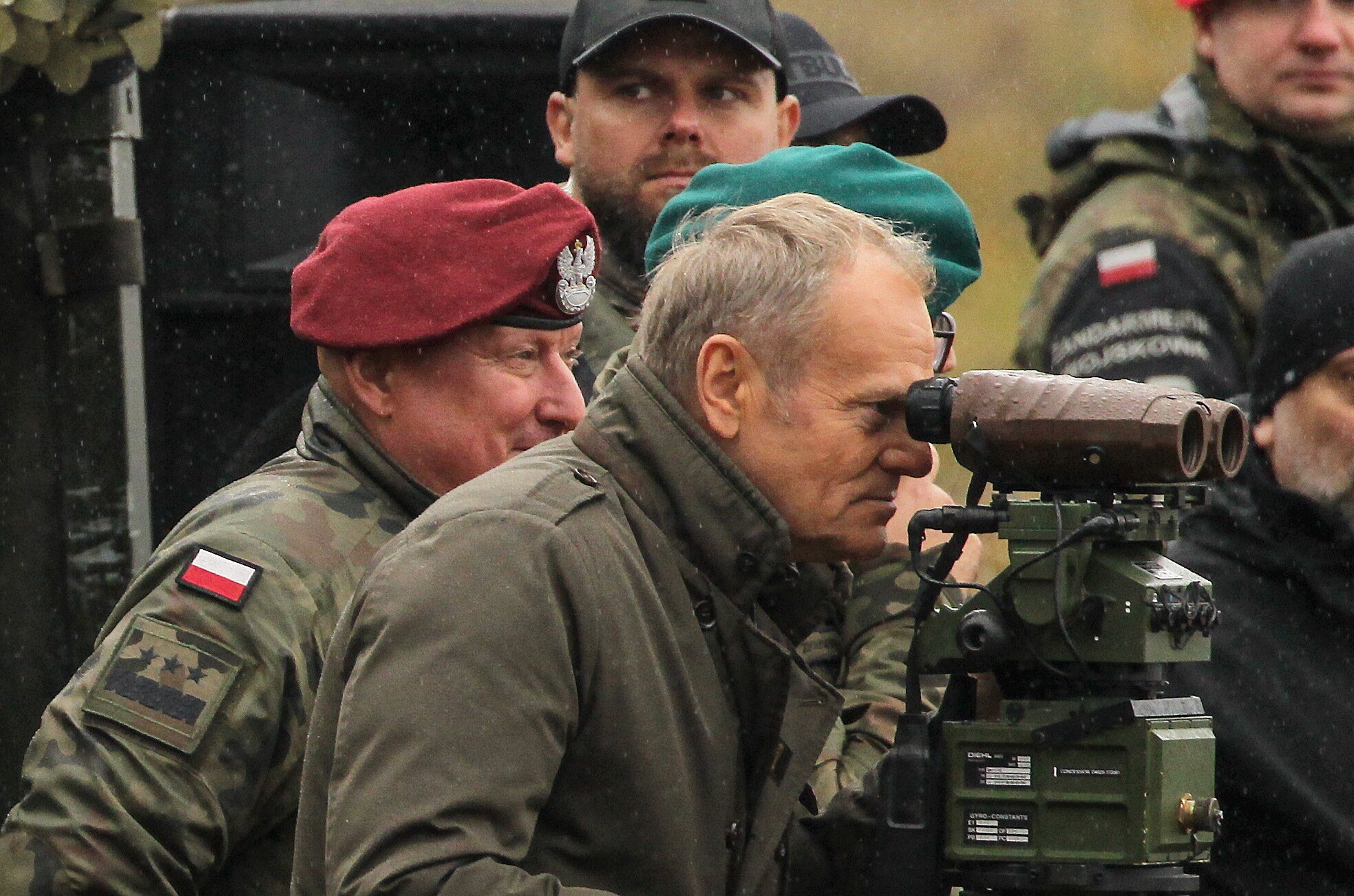 epa11658721 Polish Prime Minister Donald Tusk (C) attends the military exercise 'Shield East' defence programm in the Land Forces Training ground in Orzysz, northern Poland, 14 October 2024.  EPA-EFE/Tomasz Waszczuk POLAND OUT