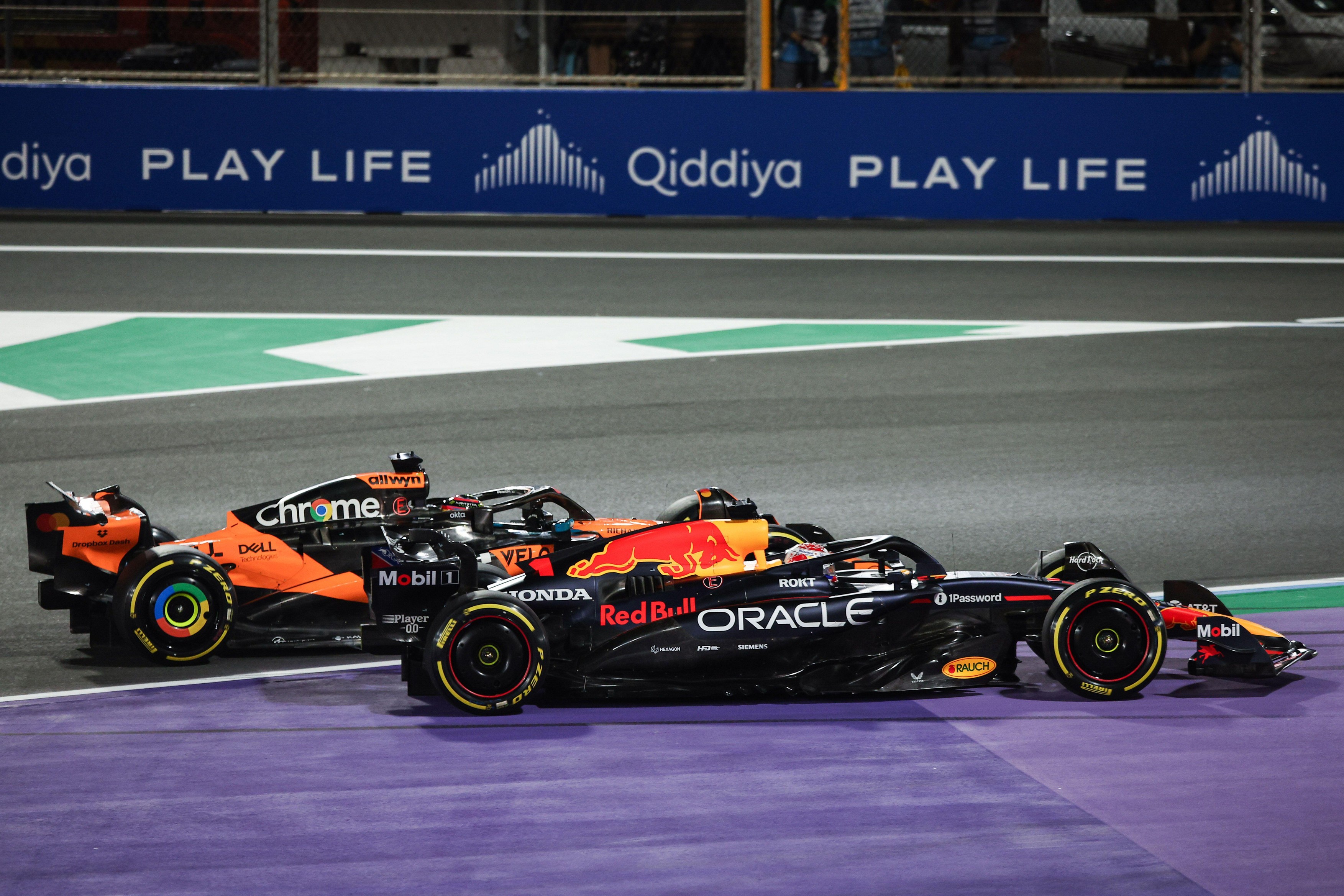 81 PIASTRI Oscar (aus), McLaren F1 Team MCL39, action, 01 VERSTAPPEN Max (nld), Red Bull Racing RB21, action during the Formula 1 STC Saudi Arabian Grand Prix 2025, 5th round of the 2025 FIA Formula One World Championship from April 18 to 20, 2025 on the