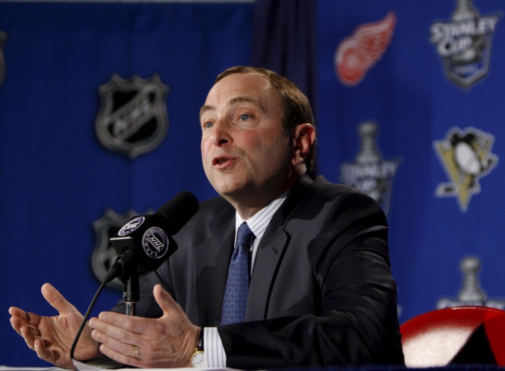 epa01356574 NHL commissioner Gary Bettman talks to reporters before the Detroit Red Wings play the Pittsburgh Penguins in game 1 of the NHL's Stanley Cup Finals at Joe Louis Arena in Detroit, Michigan, USA on 24 May 2008.  EPA/JEFF KOWALSKY