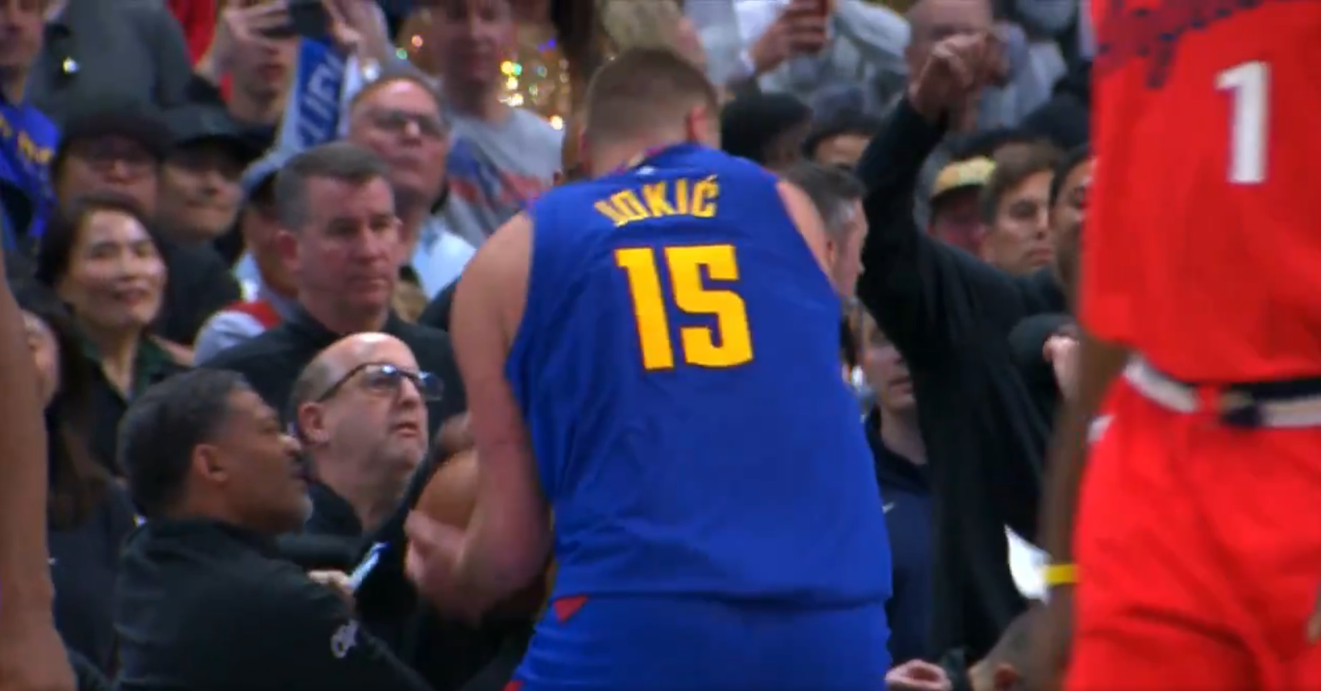 jokic se otima za loptu