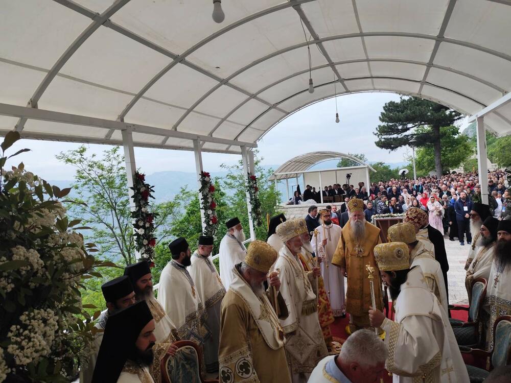Ostrog. Na hiljade vjernika stiglo da proslavi praznik Svetog Vasilija Ostroškog