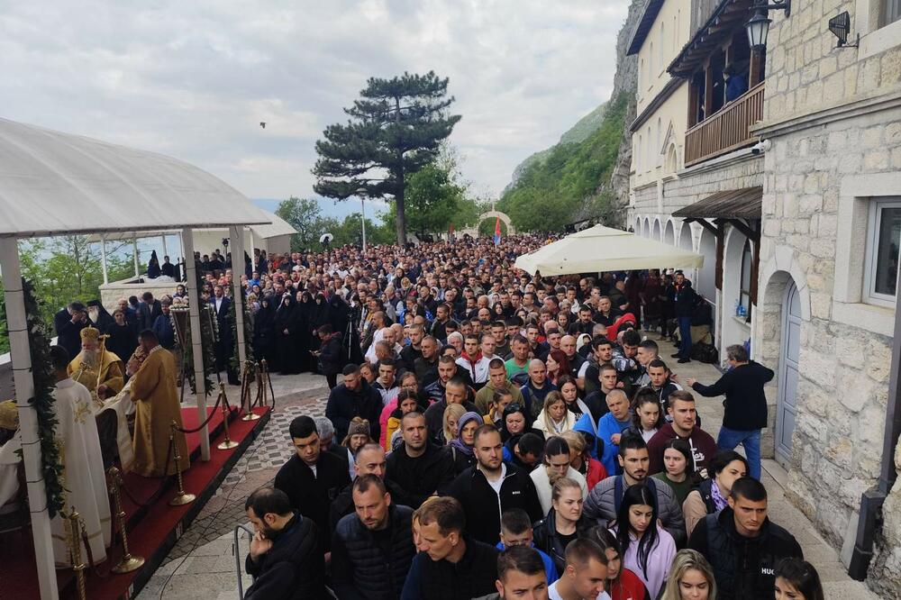 Ostrog. Na hiljade vjernika stiglo da proslavi praznik Svetog Vasilija Ostroškog