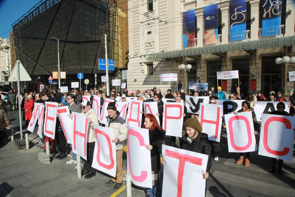 Beograd, 10.02.2025. - Glumci narodnog pozorista u strajku protestuju ispred zgrade pozorista. (BETAPHOTO/MILOS MISKOV)