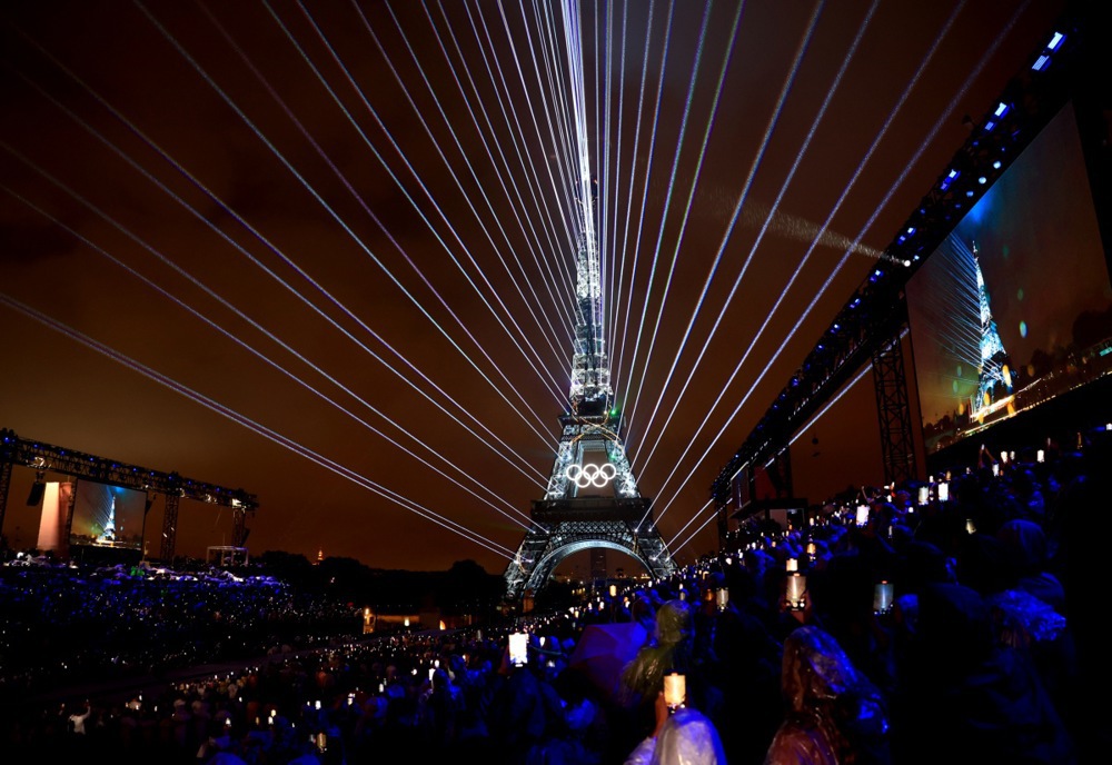 epaselect epa11498250 Spectators in the Trocadero watch a light show on the Eiffel Tower during the Opening Ceremony of the Paris 2024 Olympic Games, in Paris, France, 26 July 2024.  EPA-EFE/MARTIN DIVISEK