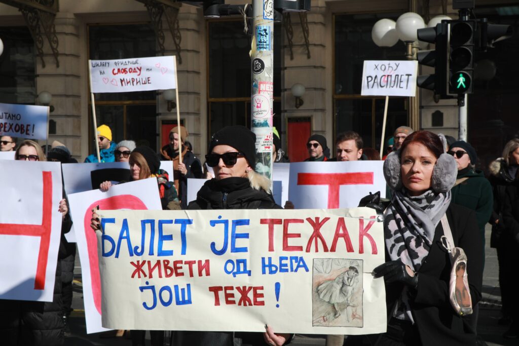 Beograd, 10.02.2025. - Glumci narodnog pozorista u strajku protestuju ispred zgrade pozorista. (BETAPHOTO/MILOS MISKOV)