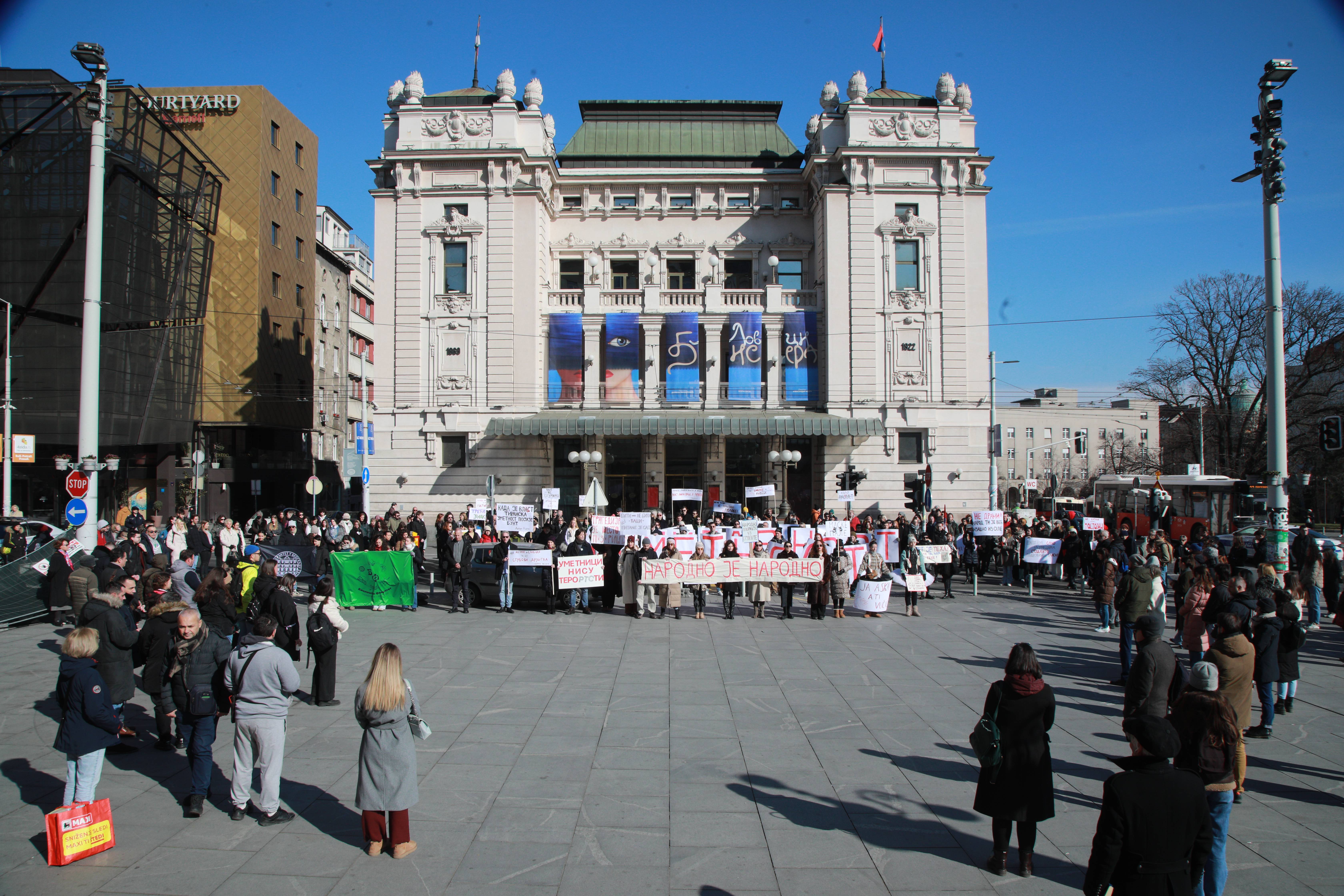 Beograd, 10.02.2025. - Glumci narodnog pozorista u strajku protestuju ispred zgrade pozorista. (BETAPHOTO/MILOS MISKOV)