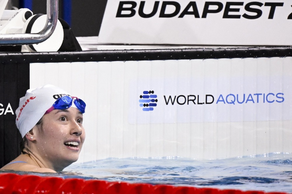 epa11779538 Siobhan Haughey of Hong Kong smiles after winning the final of the women's 200m freestyle event of the World Aquatics Swimming Championships in Duna Arena in Budapest, Hungary, 15 December 2024.  EPA-EFE/Tibor Illyes HUNGARY OUT