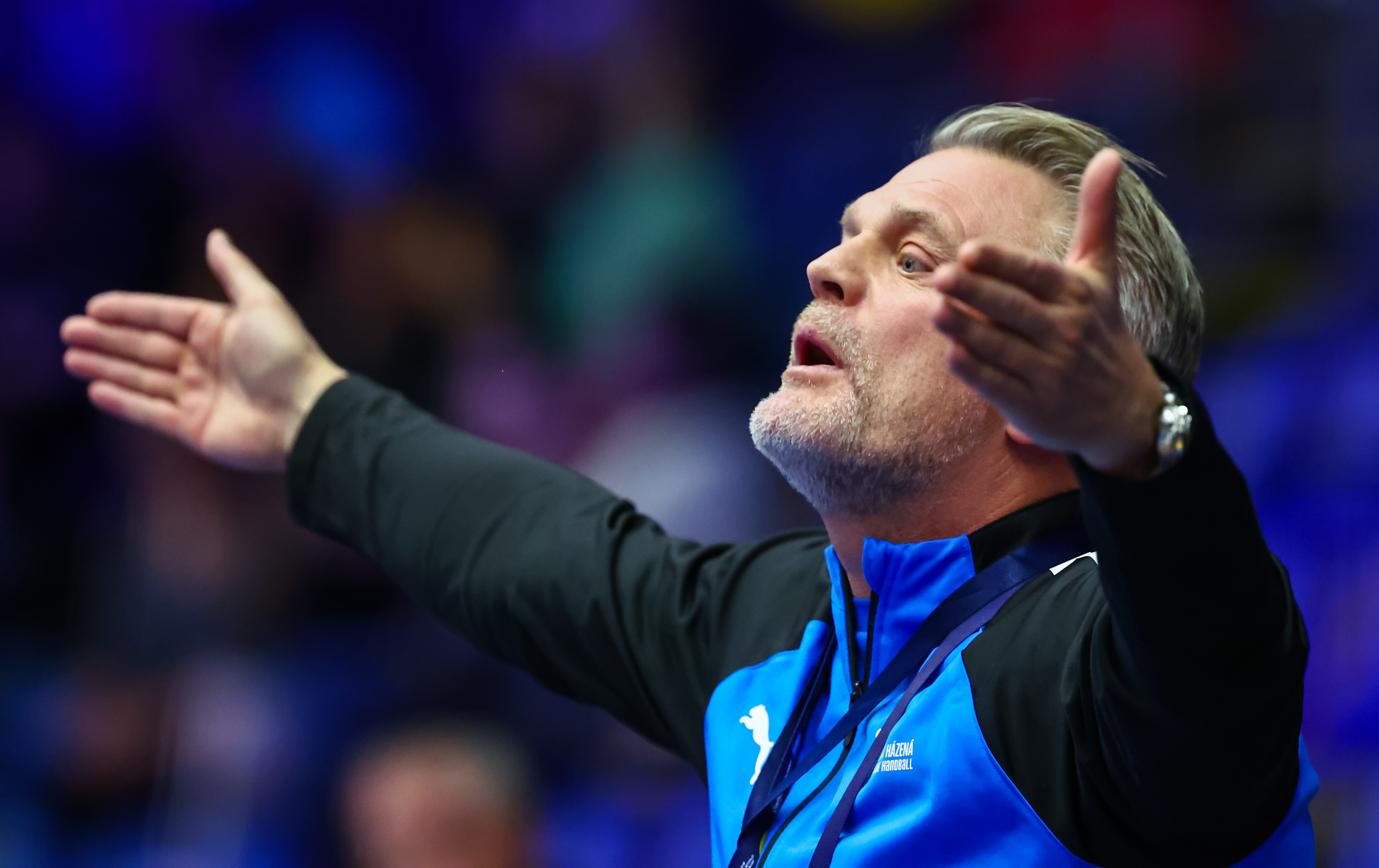 epa11017920 Czech head coach Bent Dahl reacts during the IHF Women's World Handball Championship Main Round IV match between Czech Republic and Spain in Frederikshavn, Denmark, 08 December 2023.  EPA-EFE/HANNIBAL HANSCHKE