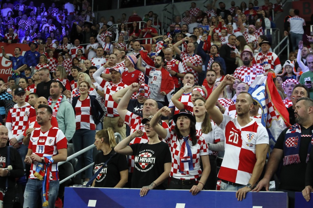 epa11858581 Supporters of Croatia cheer ahead of the IHF Men's Handball World Championship 2025 quarter final match between Croatia and Hungary, in Zagreb, Croatia, 28 January 2025.  EPA-EFE/ANTONIO BAT