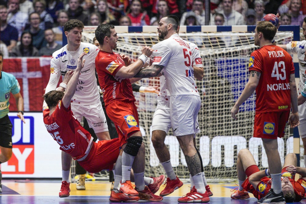 epa11870636 Players of Croatia (in white) and Denmark (in red) scuffle during the 2025 IHF Men's Handball World Championship final handball match between Denmark and Croatia, in Oslo, Norway, 02 February 2025.  EPA-EFE/Stian Lysberg Solum  DENMARK OUT