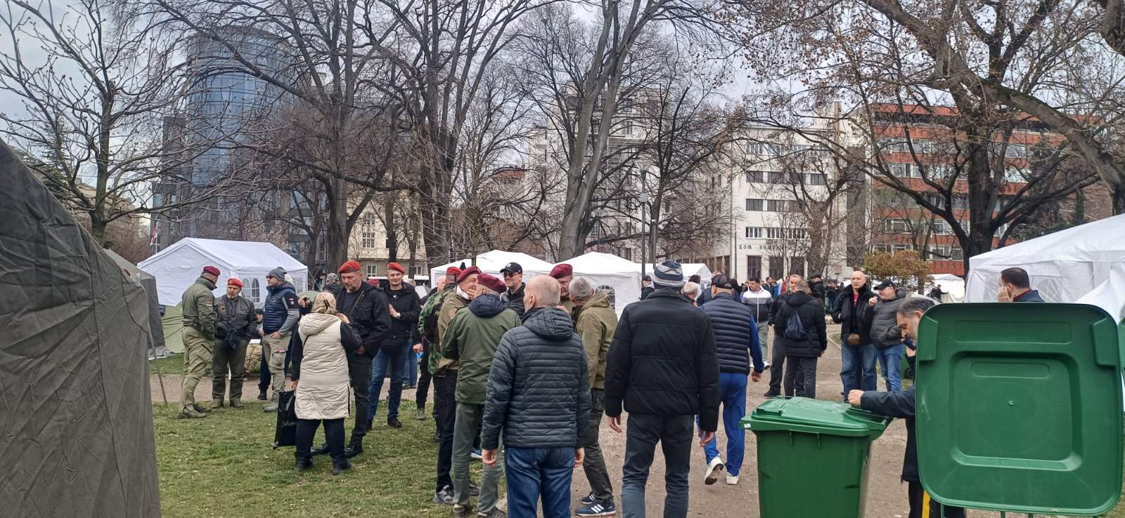 beograd 11.3.2025 ćaci studenti 2.0 , crvene beretke seniori, vojni šatori u Pionirskom parku