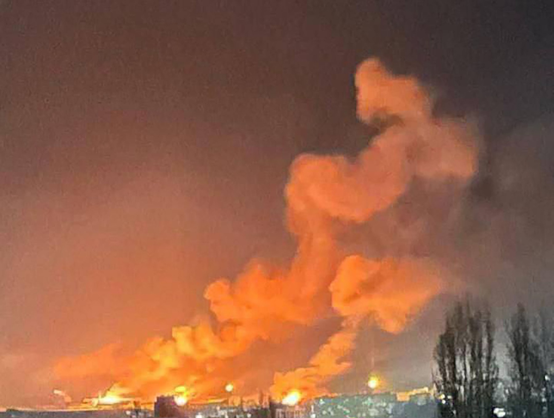 Ukraine and Russia fire major strikes