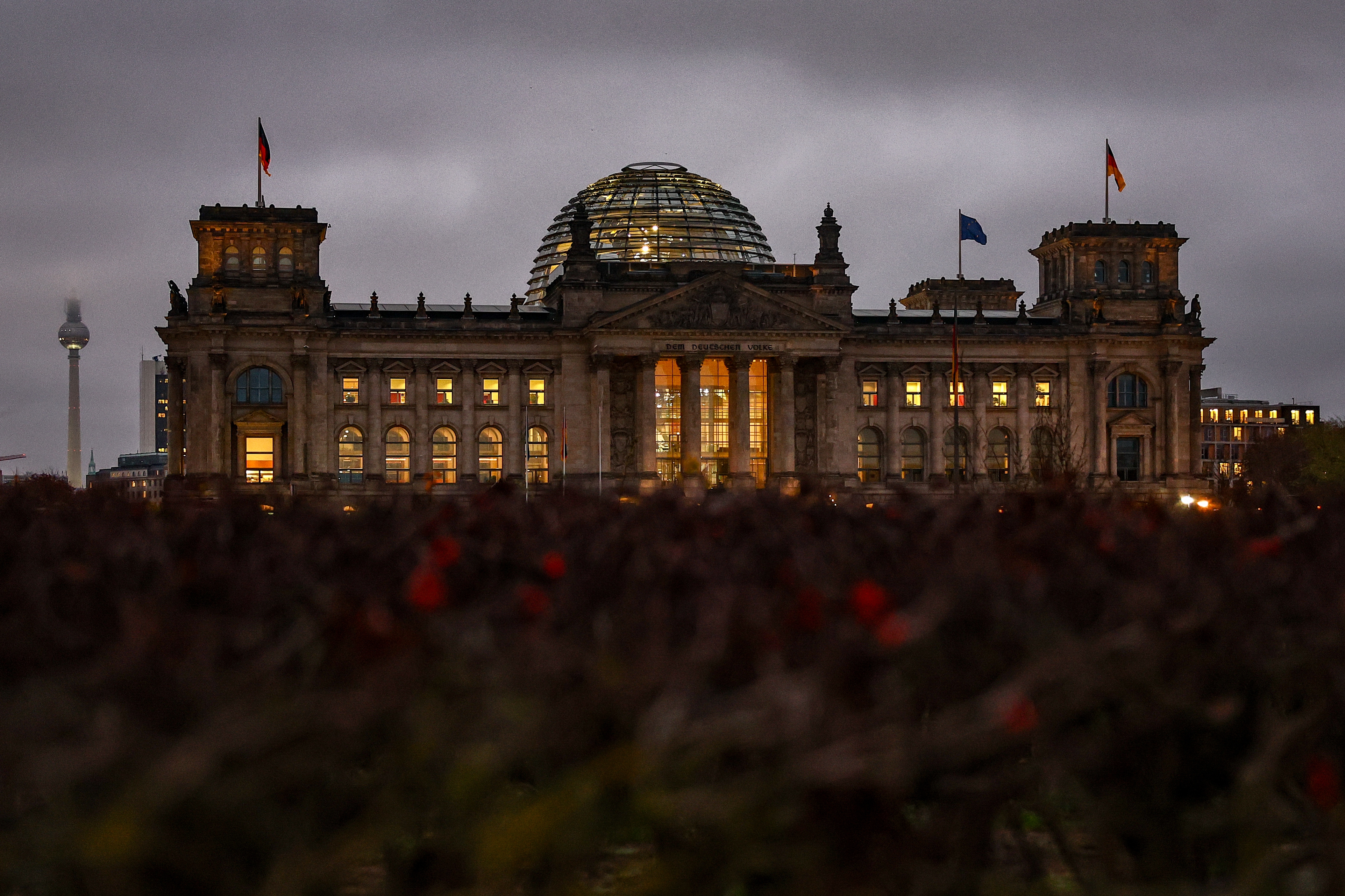epa11716715 View of German parliament Bundestag in Berlin, Germany, 12 November 2024. German political parties have agreed to hold early elections on 23 February 2025, subject to the approval of the German President.  EPA-EFE/FILIP SINGER