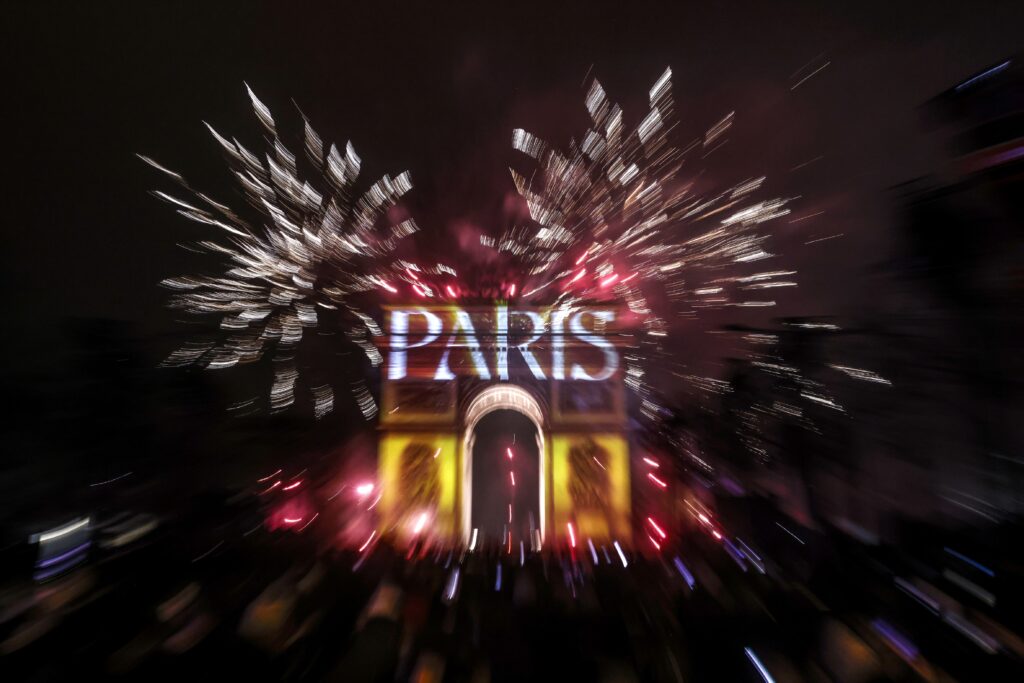 epa11800486 Fireworks illuminate the sky over the The Arc of Triomphe during the New Year's Eve celebrations in Paris, France, 01 January 2025.  EPA-EFE/YOAN VALAT