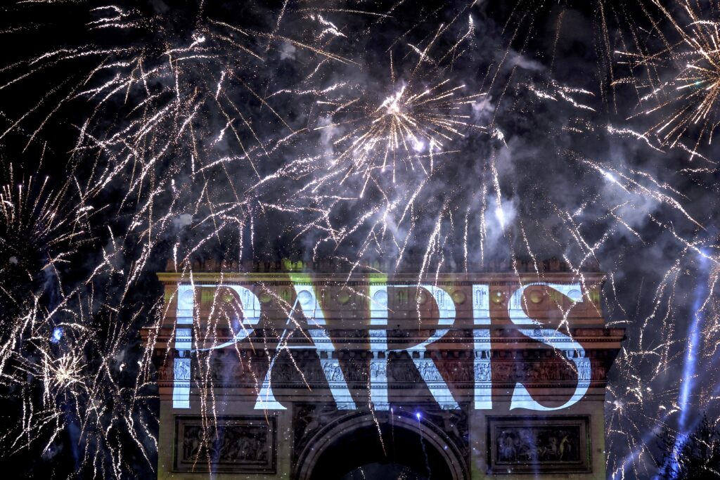 epa11800490 Fireworks illuminate the sky over the The Arc of Triomphe during the New Year's Eve celebrations in Paris, France, 01 January 2025.  EPA-EFE/YOAN VALAT