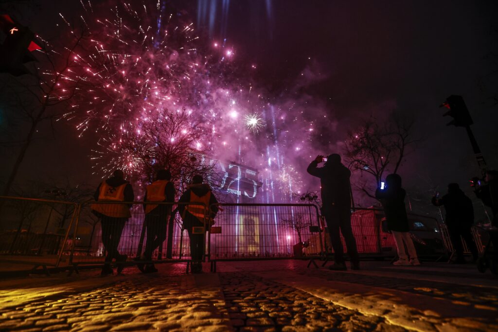 epa11800536 Fireworks illuminate the sky over the The Arc of Triomphe during the New Year's celebrations in Paris, France, 01 January 2025.  EPA-EFE/YOAN VALAT