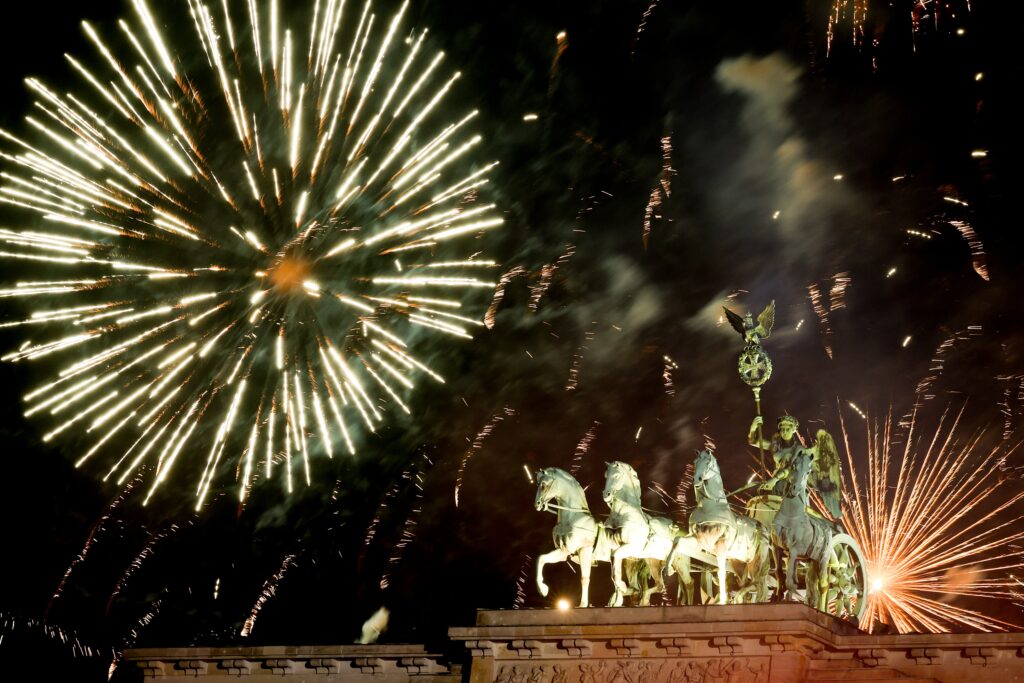 epaselect epa11800471 Fireworks illuminate the sky over the Quadriga statue of the Brandenburg Gate during New Year's Eve celebrations in Berlin, Germany, 31 December 2024.  EPA-EFE/FILIP SINGER