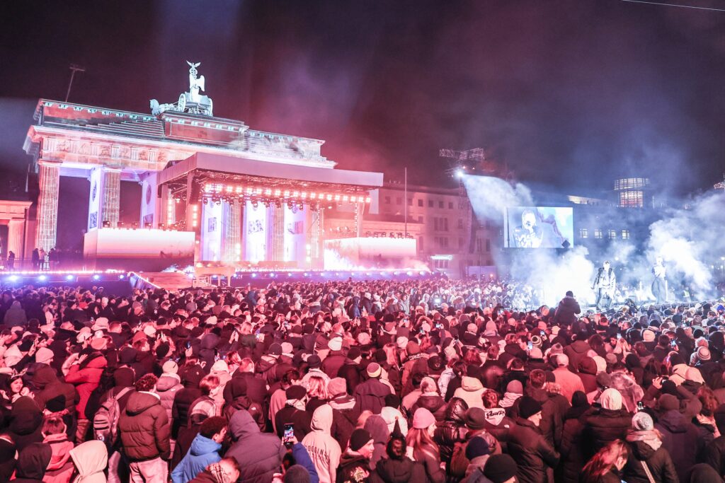 epa11800485 People gather in front of Brandenburg Gate for the New Year's Eve celebrations in Berlin, Germany, 31 December 2024.  EPA-EFE/FILIP SINGER
