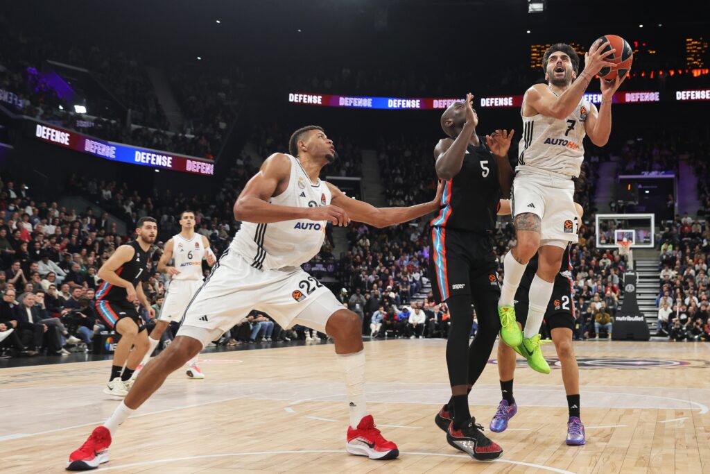 epa11783077 Facundo Campazzo of Real Madrid (R) in action against Bandja Sy of Paris Basketball (C) during the Euroleague Basketball match between Paris Basketball and Real Madrid in Paris, France, 17 December 2024.  EPA-EFE/TERESA SUAREZ