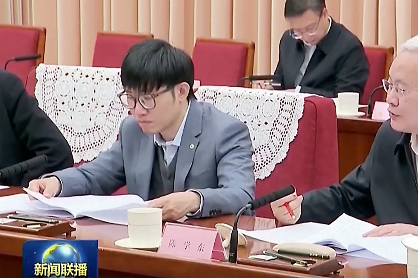 Le fondateur de DeepSeek, Liang Wenfeng assiste à une réunion avec le Premier ministre chinois Li Qiang le lendemain du lancement par sa startup d'un assistant IA à faible coût.