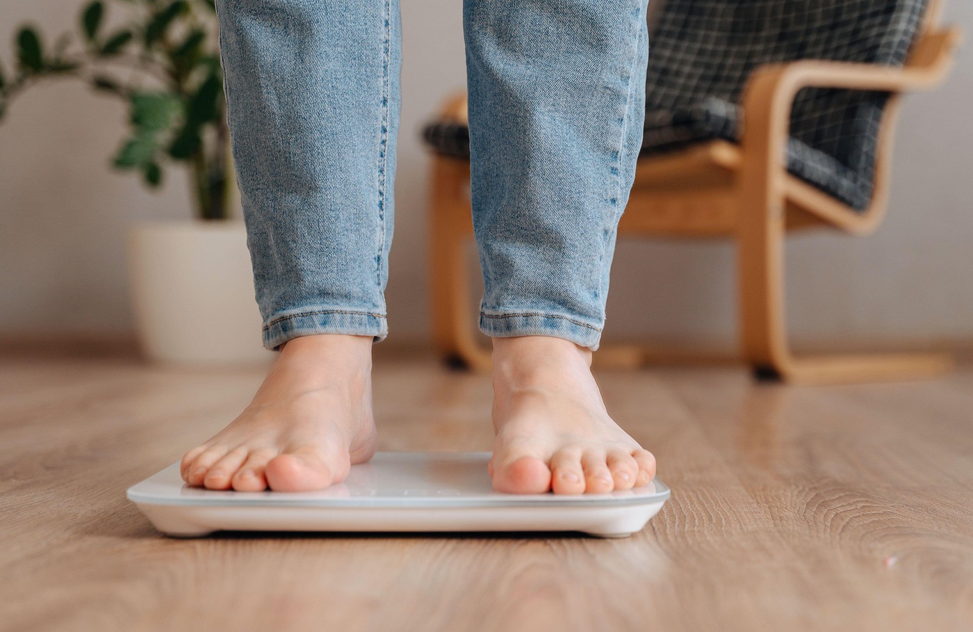 Womans bare feet standing on weighing scales, checking BMI and monitoring weight loss progress,Image: 988600402, License: Royalty-free, Restrictions: , Model Release: yes, Credit line: Katsiaryna Prymak / Alamy / Profimedia