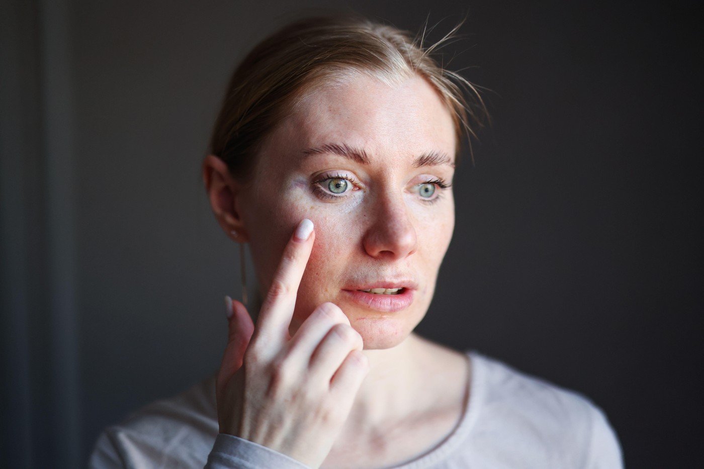 Worried lady touching her face with a thoughtful look. High quality photo,Image: 979701365, License: Royalty-free, Restrictions: , Model Release: no, Credit line: Olga Kalacheva / Alamy / Profimedia