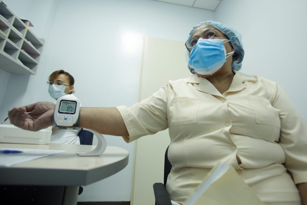 epa08677456 Iris Sanchez carries a blood pressure monitor in a room of the Post-COVID Clinic, in Panama City, Panama, 17 September 2020.  EPA-EFE/Carlos Lemos