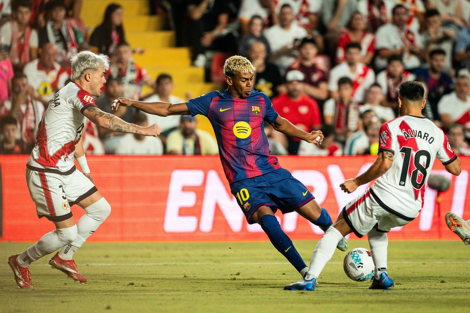 Pep CHAVARRIA of Rayo Vallecano and Lamine YAMAL of Barcelona during the Spanish championship La Liga football match between Rayo Vallecano and FC Barcelona on 31 August 2025 at Estadio de Vallecas in Madrid, Spain - Photo Matthieu Mirville (Tomas Garrido