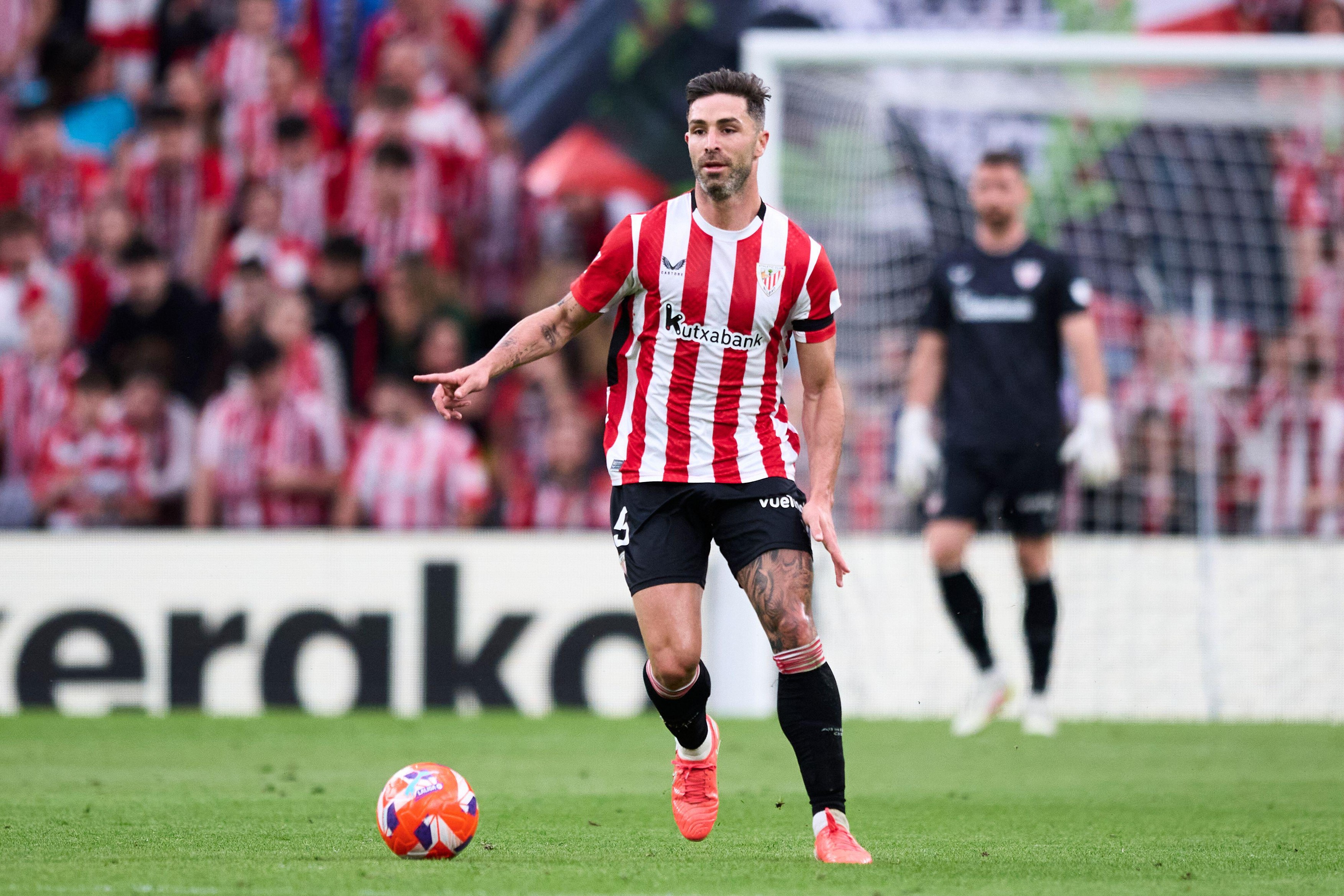 Yeray Alvarez of Athletic Club with the ball during the LaLiga EA Sports match between Athletic Club v Deportivo Alaves at Estadio San Mames on May 11