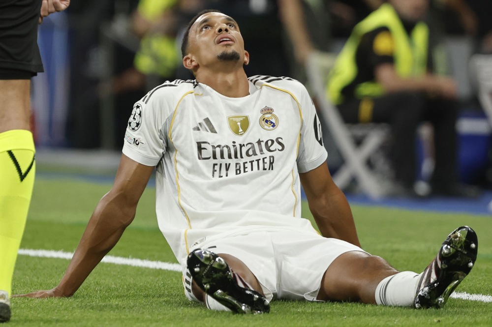 epa12383334 Real Madrid's Trent John Alexander-Arnold sits on the ground after an injury during the UEFA Champions League soccer match between Real Madrid and Olympique de Marseille in Madrid, Spain, 16 September 2025.  EPA/SERGIO PEREZ