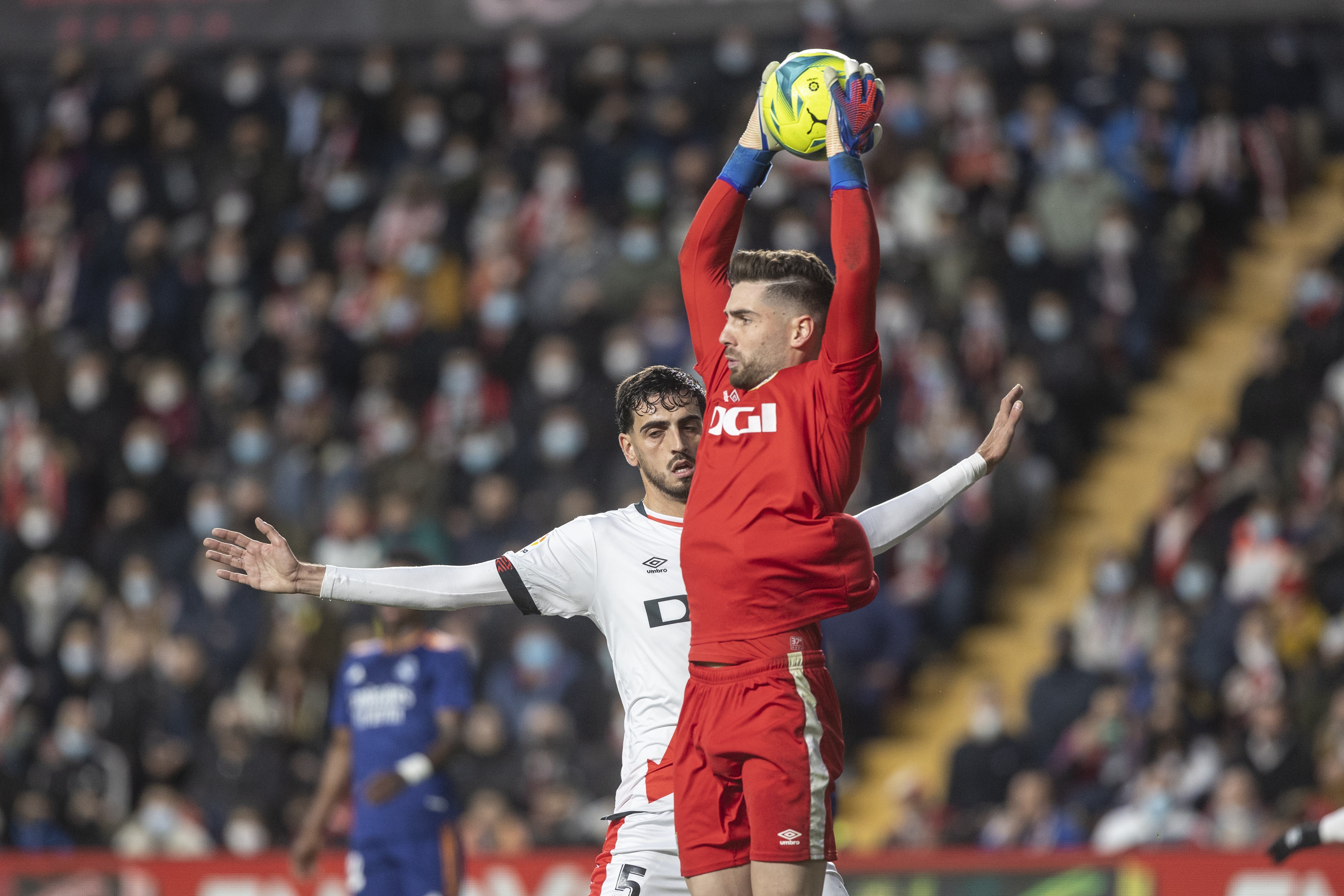 epa09787484 Rayo Vallecano's goalkeeper Luca Zidane (R) in action during the Spanish LaLiga soccer match between Rayo Vallecano and Real Madrid in Madrid, Spain, 26 February 2022.  EPA/Rodrigo Jimenez