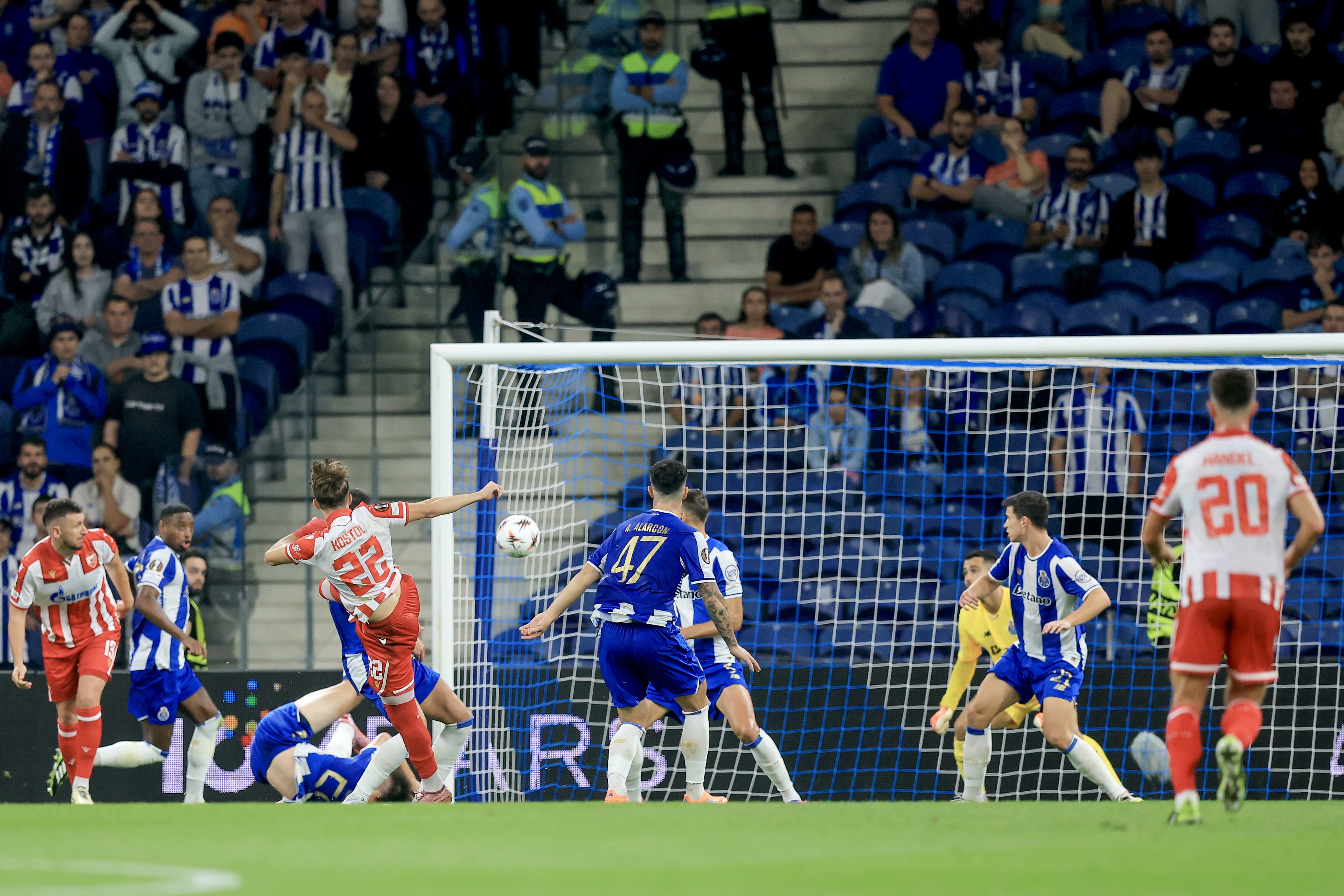 epa12425758 FK Crvena Zvezda's Vasilije Kostov (4-L) scores the 1-1 goal during the UEFA Europa League soccer match between FC Porto and FK Crvena Zvezda, in Porto, Portugal, 02 October 2025.  EPA/JOSE COELHO
