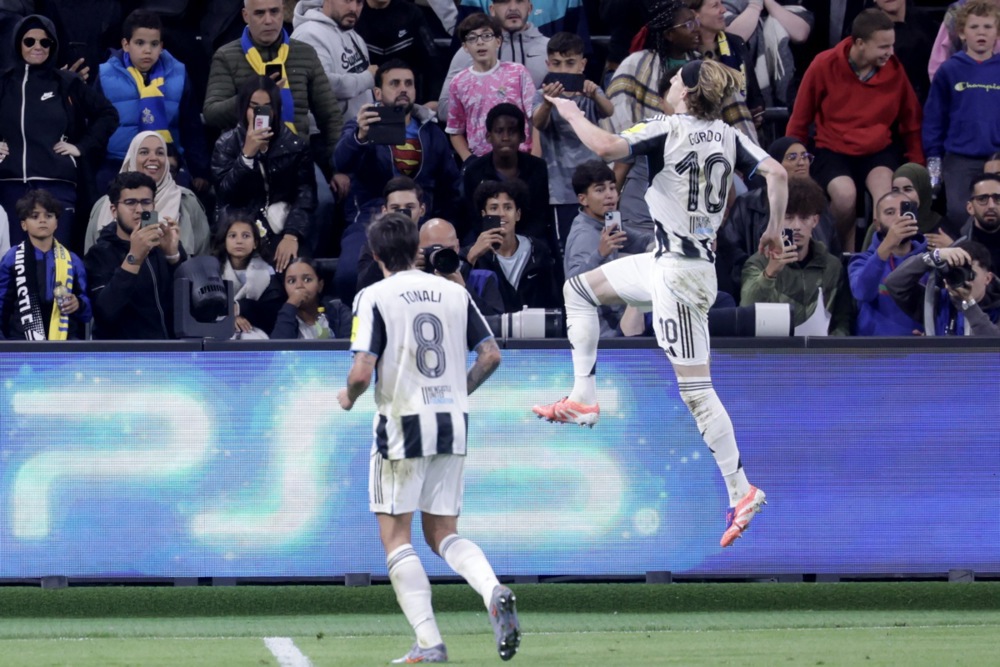 epa12421152 Anthony Gordon (R) of Newcastle celebrates after scoring the 0-3 goal from the penalty spot during the UEFA Champions League league phase match between Union SG and Newcastle United in Brussels, Belgium, 01 October 2025.  EPA/OLIVIER MATTHYS