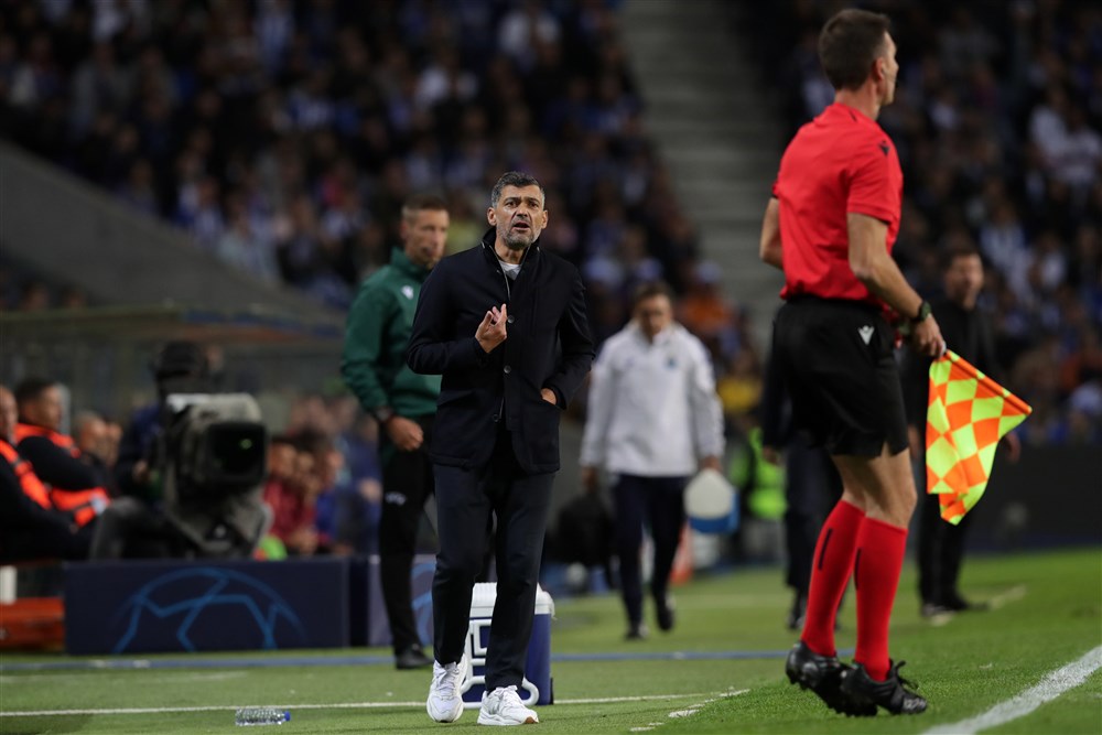 epa10279477 FC Porto's head coach Sergio Conceicao reacts during the Champions League group B soccer match between FC Porto and Atletico Madrid, in Porto, Portugal, 01 November 2022.  EPA-EFE/ESTELA SILVA