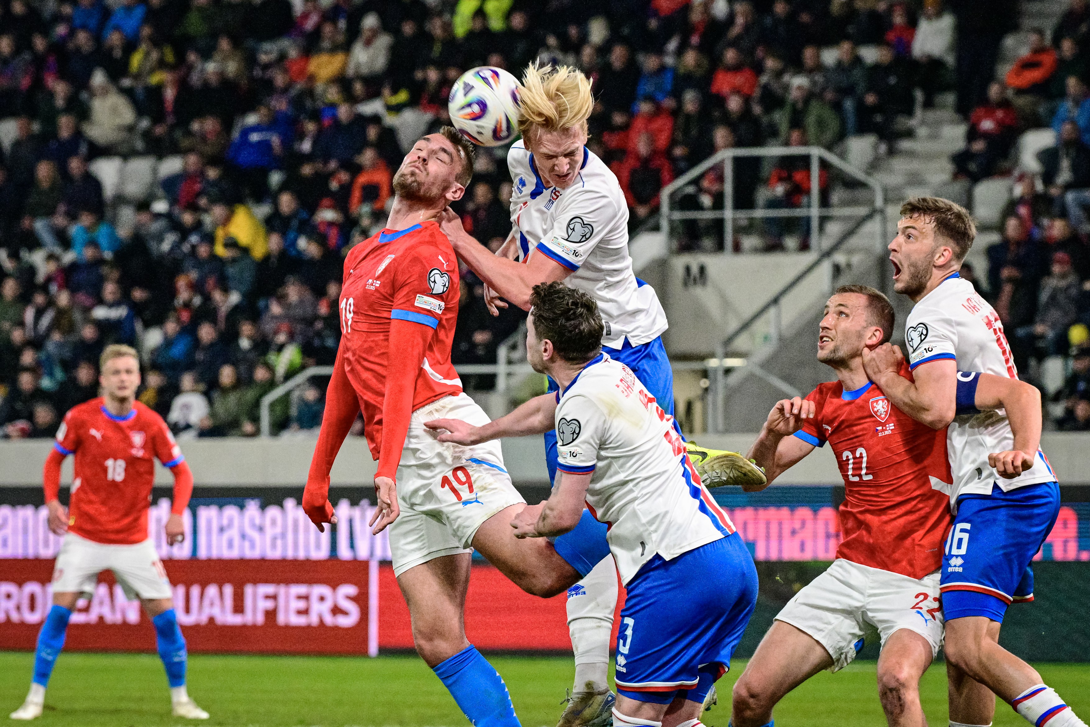 Tomáš Chorý, Andrias Edmundsson, Viljormur Davidsen, Tomáš Souček, Gunnar Vatnhamar, fotbalista, sportovec, hlavička