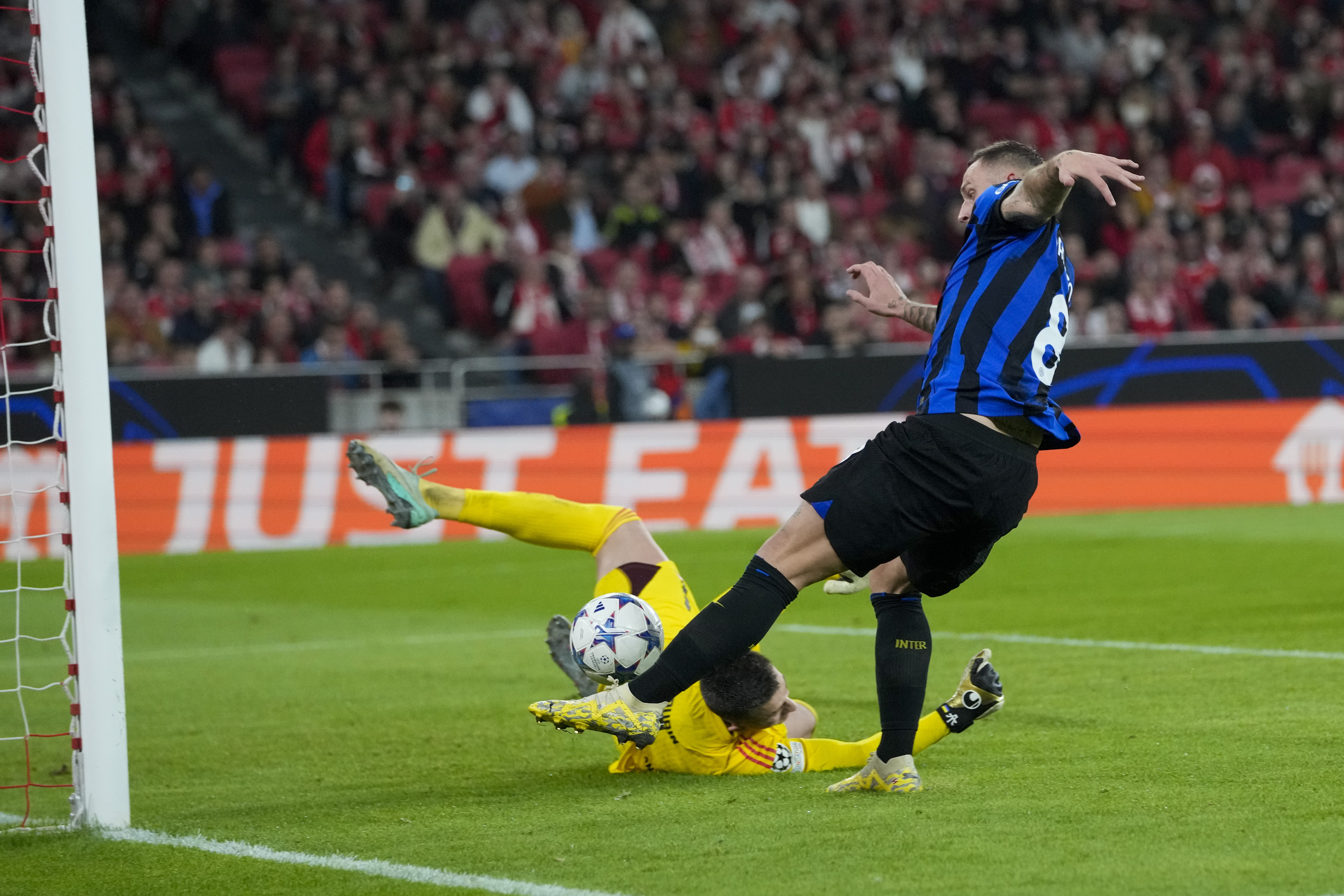 Inter Milan's Marko Arnautovic, right, scores his side's first goal during the Champions League group D soccer match between SL Benfica and Inter Milano at the Luz stadium in Lisbon, Wednesday, Nov. 29, 2023. (AP Photo/Armando Franca)