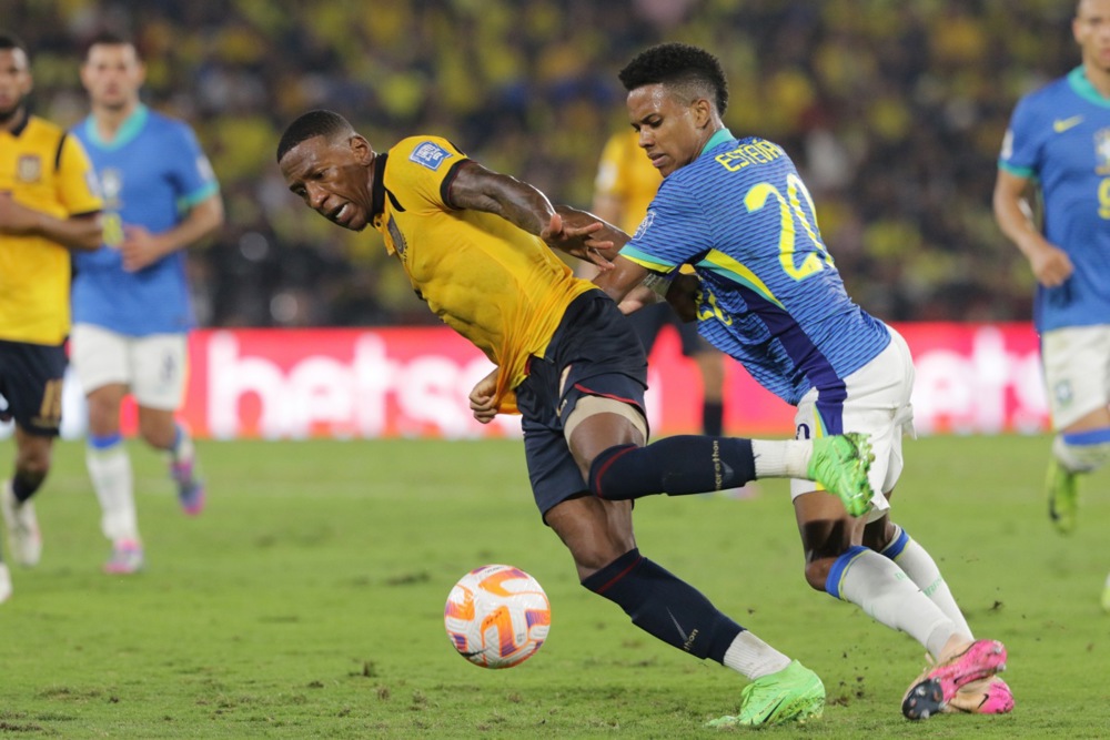 epa12159084 Pervis Estupinan (R) of Ecuador vies for the ball with Estevao (L) of Brazil a South American 2026 World Cup qualifier soccer match between Ecuador and Brazil in Guayaquil, Ecuador, 05 June 2025.  EPA/JONATHAN MIRANDA