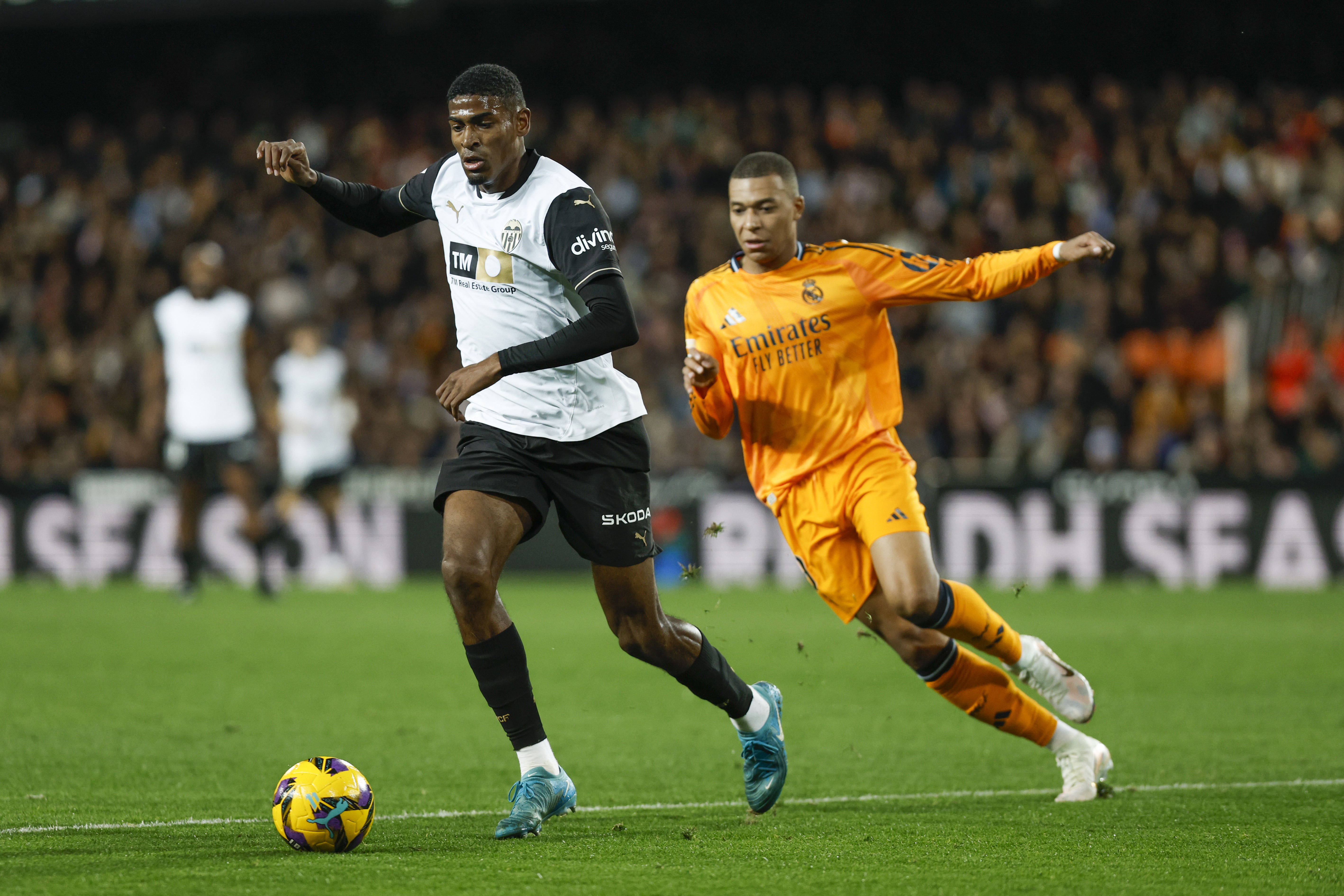 epa11804207 Valencia CF's Cristhian Mosquera (L) in action against Real Madrid's Kylian Mbappe (R) during the Spanish LaLiga soccer match between Valencia CF and Real Madrid, in Valencia, Spain, 03 January 2025.  EPA/Biel Alino